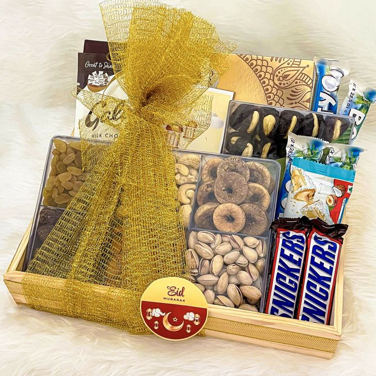 Eid Celebration Gift Box Featuring a Delicious Assortment of Treats Including Snickers-50g, Kinder Bueno 43gm, Cashew Nuts Stuffed Dates 380g And More giftzondemand